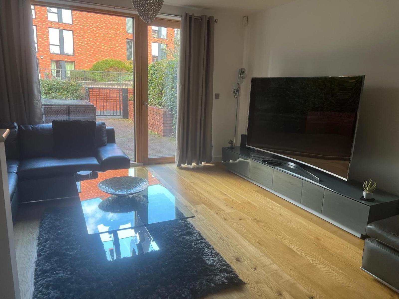 Casa de férias Luxury Modern Town House, Centre, Free Secured Parking